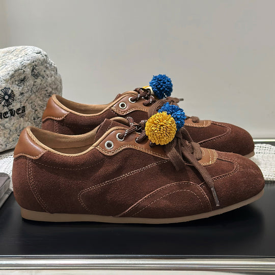 Damen Sportliche Sneaker mit dekorativen Pompons und flexiblem Schnürsystem EB