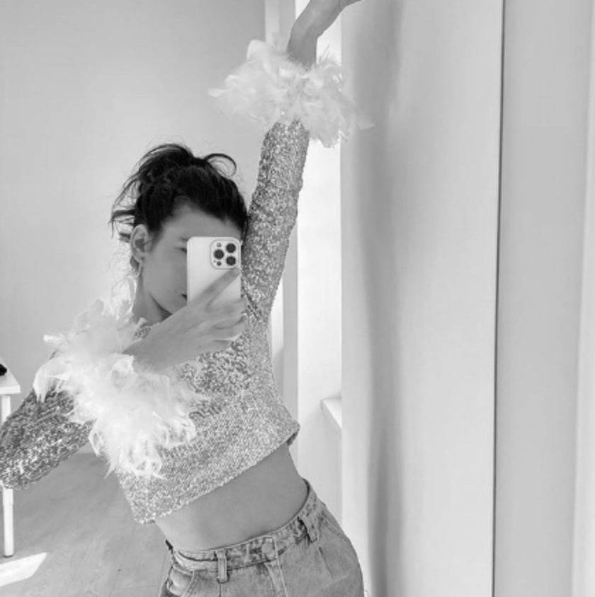Damen Cropped Oberteil mit funkelndem Paillettenbesatz und fluffigen Ärmelbündchen EB