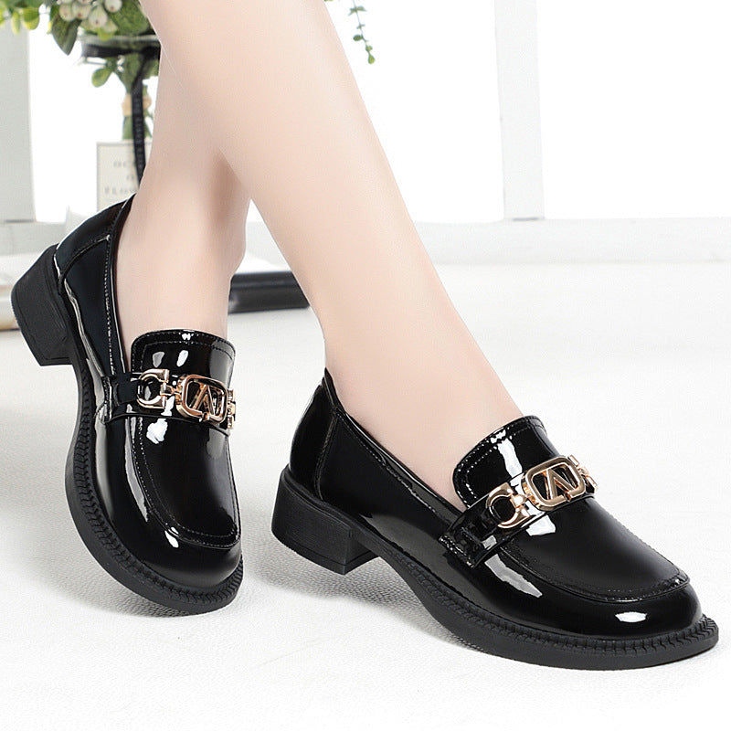 Damen Elegante Mokassins mit glänzendem Lackfinish und modischem Kettenakzent EB