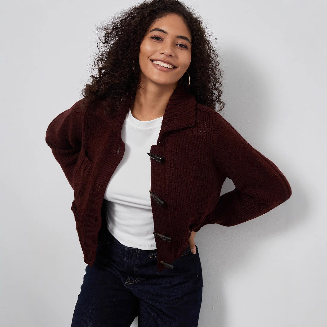 Damen Grobstrickjacke mit dekorativen Knopfdetails und praktischen Taschen EB