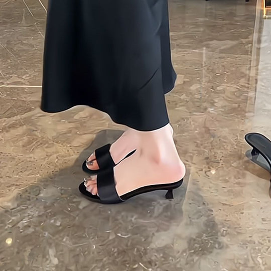 Damen flache Mules mit breiten Riemen EB
