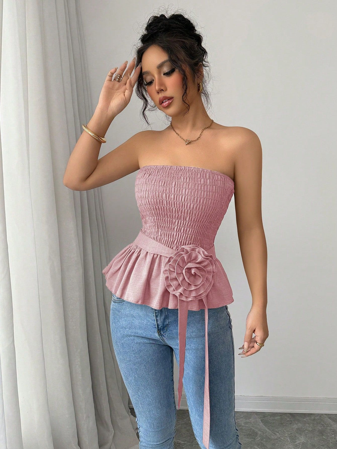 Damen nan figurbetontes trägerloses Smok-Oberteil mit Volant-Peplum und dekorativer Stoffblume EB