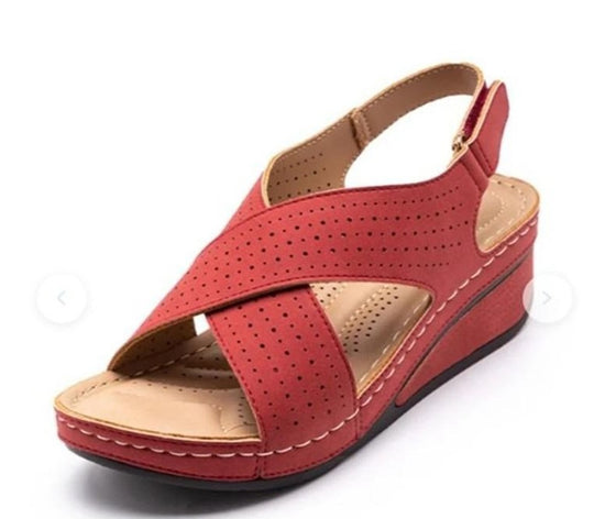Damen Wedge-Sandalen mit durchbrochenem Design und verstellbarem Riemen EB