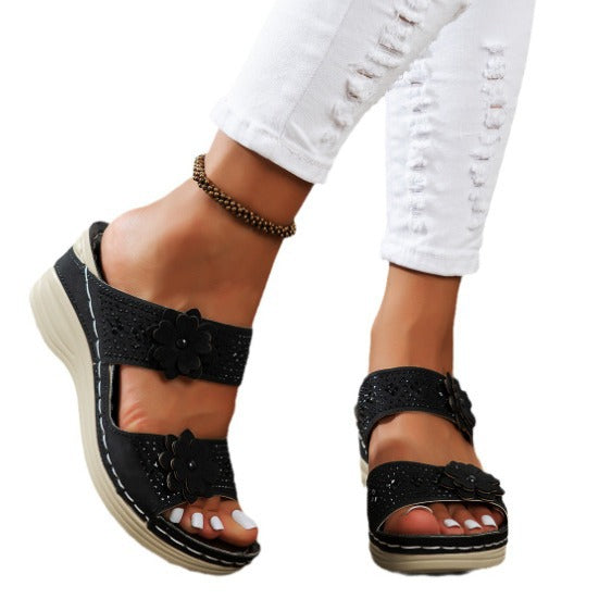 Damen Elegante Freizeitsandalen mit floralen Akzenten EB