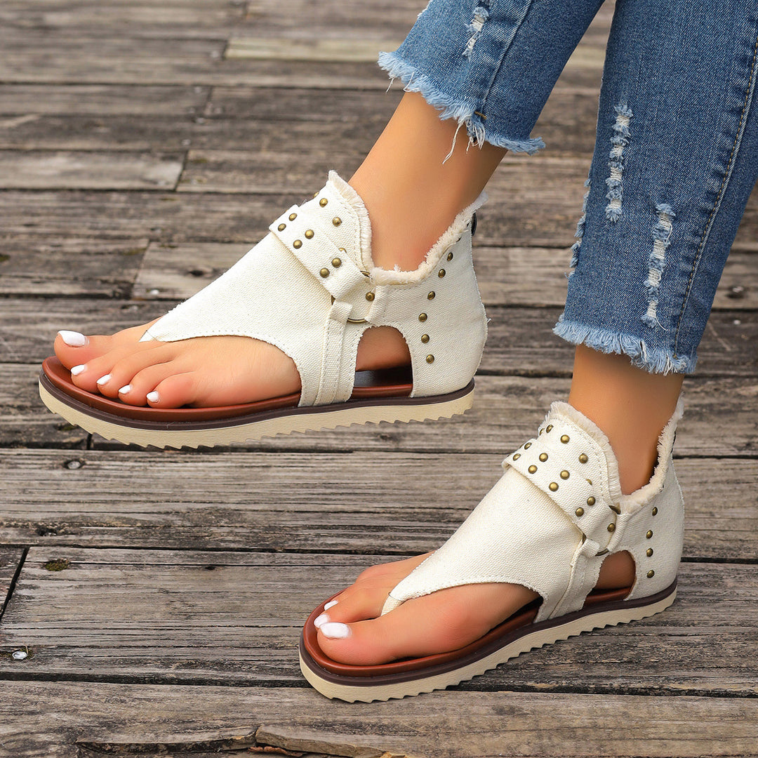 Damen modische Zehentrenner-Sandalen mit hochwertigem Kunstleder und dekorativen Nieten EB