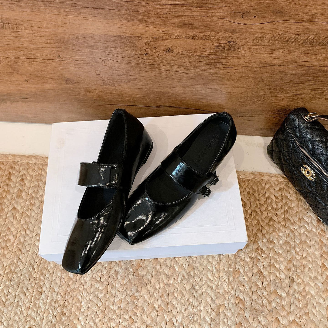 Damen Ballerina-Schuhe mit elegantem Riemenschluss und glänzender Oberfläche EB