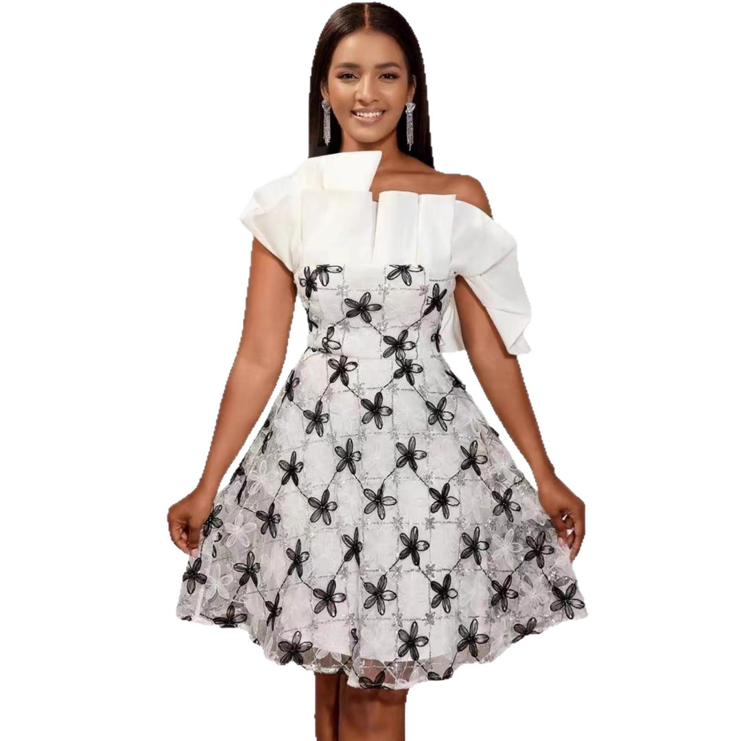 Damen Abendkleid mit asymmetrischem Oberteil und floralen Details EB