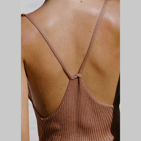 Damen elegantes Strickmaxikleid mit faszinierenden Cut-Out-Details EB
