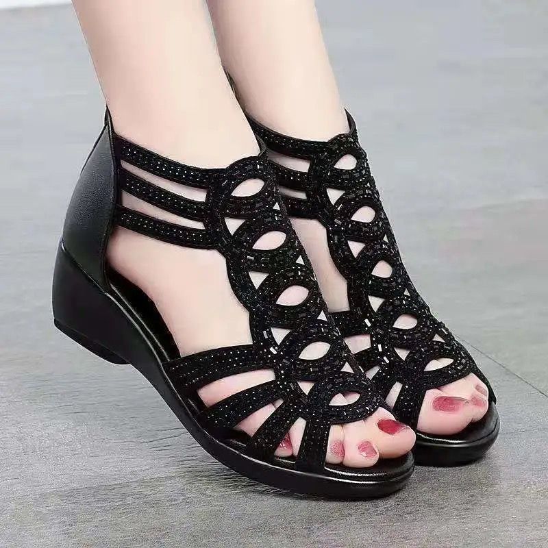 Damen Elegante und stilvolle Sandalen mit innovativem Riemendesign EB