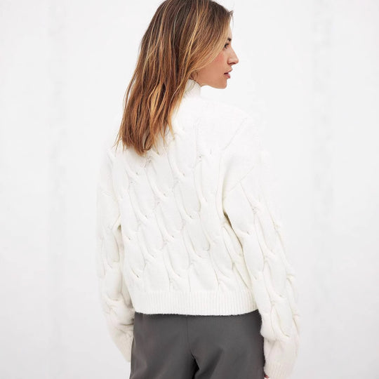 Damen Grobstrickpullover mit einem hohen Kragen und romantischem Zopfdesign EB
