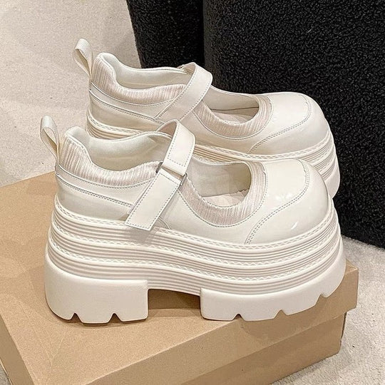 Damen Plateau-Mary-Jane Schuhe mit glänzender Oberfläche und verstellbarem Riemen EB