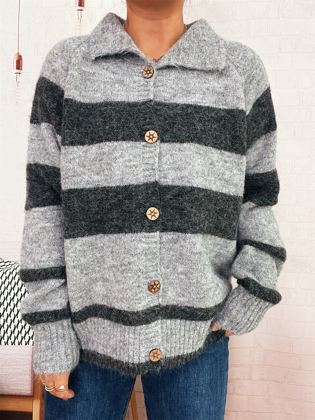 Damen gemütliche Strickjacke mit dekorativen Holzknochen und breiten Streifen EB