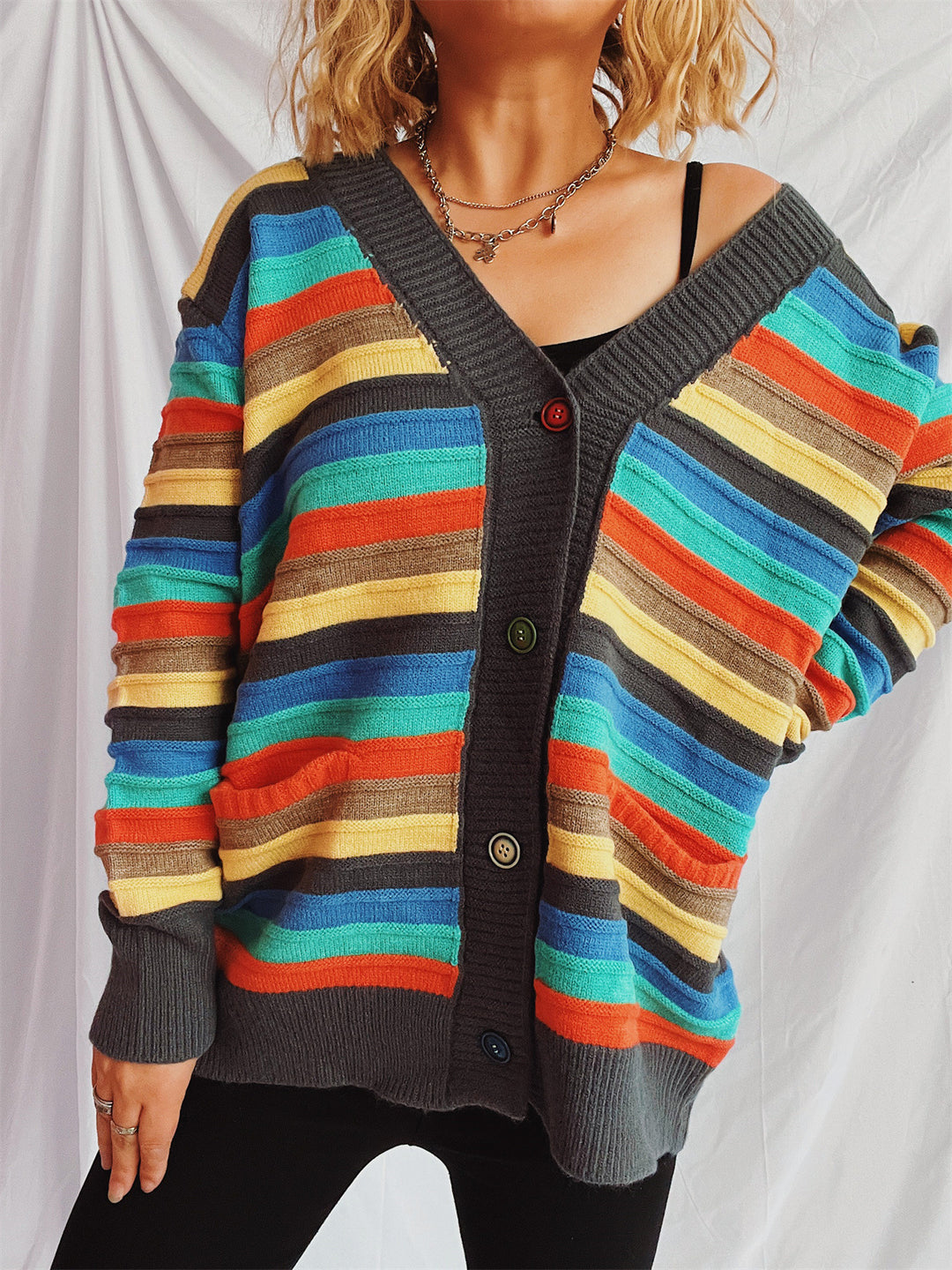 Damen Strickjacke mit buntem Streifenmuster und knöpfbarem Design EB