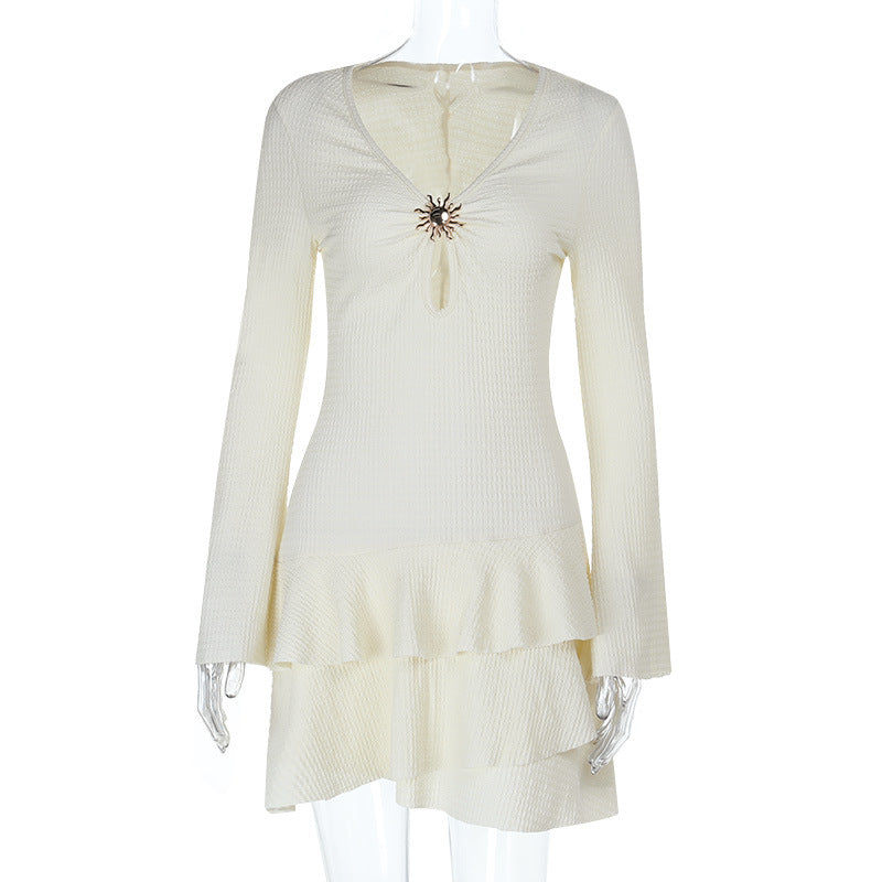 Damen Strukturiertes Rüschen-Minikleid mit V‑Ausschnitt, Schlüsselloch und Zierbrosche EB