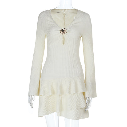 Damen Strukturiertes Rüschen-Minikleid mit V‑Ausschnitt, Schlüsselloch und Zierbrosche EB