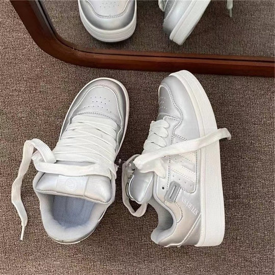 Damen Sportliche Sneaker mit Metallic-Oberfläche und gepolsterter Innensohle EB