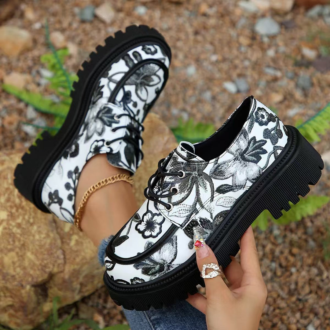 Damen Mokassins mit floralen Stickmustern und dekorativem Kettenelement EB