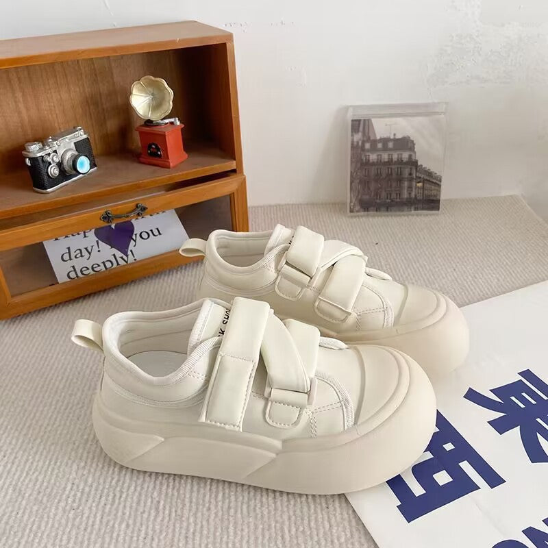 Damen Sneaker mit verstellbarem Klettverschluss und dicker Sohle EB