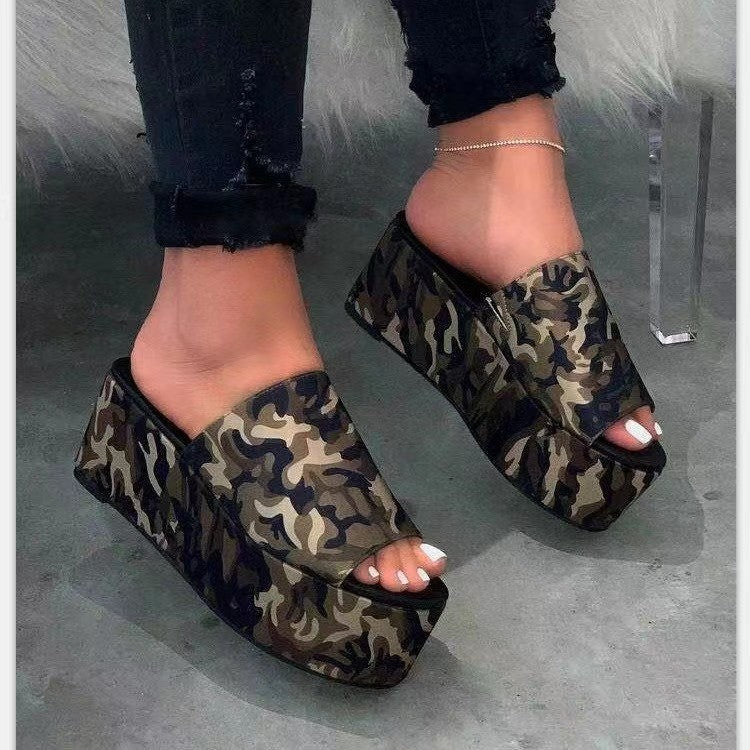 Damen Plateau-Pantoletten mit Camouflage-Muster und hoher Keilsohle EB