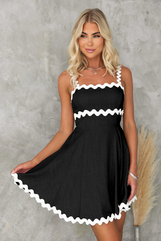 Damen Freizeitkleid mit voluminösen Rüschen und dekorativem Wellensaum EB