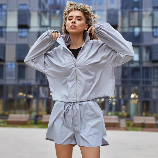 Damen lässiges Sport-Set mit winddichter Jacke und bequemen Shorts EB