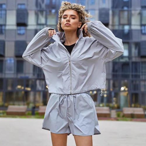 Damen lässiges Sport-Set mit winddichter Jacke und bequemen Shorts EB
