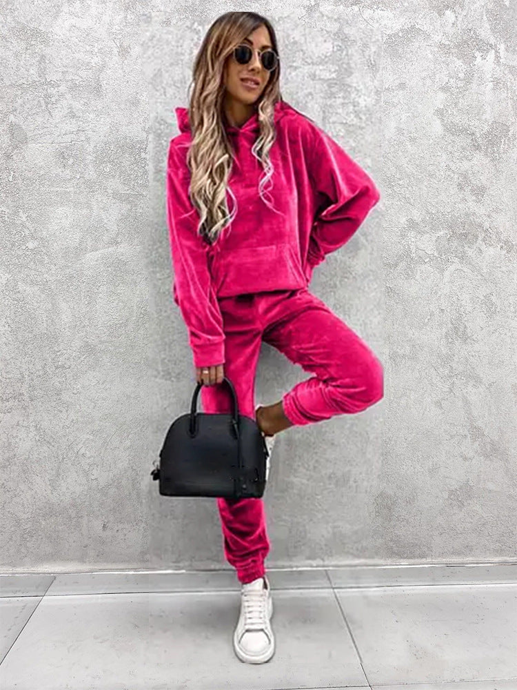 Damen Velours-Lounge-Set mit kuscheliger Kapuzenpullover und schmal zulaufender Jogginghose EB