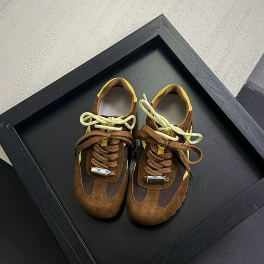 Damen Sneakers im Retro-Stil aus hochwertigem Wildleder mit einzigartigem Schnürdesign EB