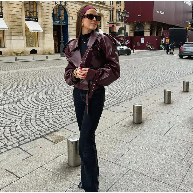 Damen modische Kunstlederjacke mit oversized Schnitt und auffälligen Schulterpartien EB