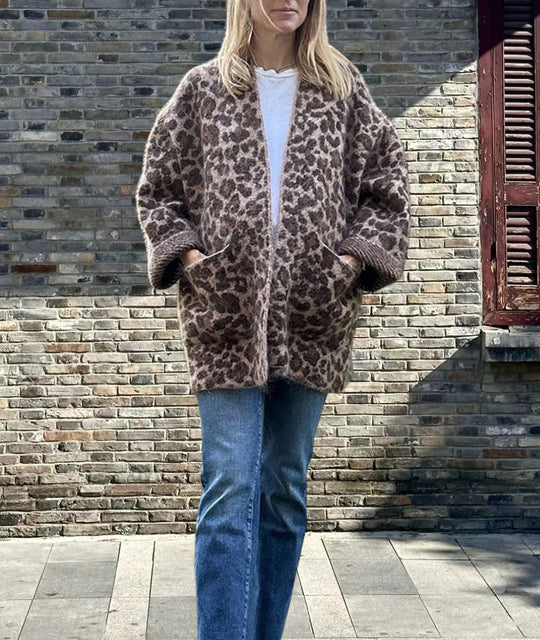 Damen Kuschelige Strickjacke im Leo-Design mit oversized Passform EB