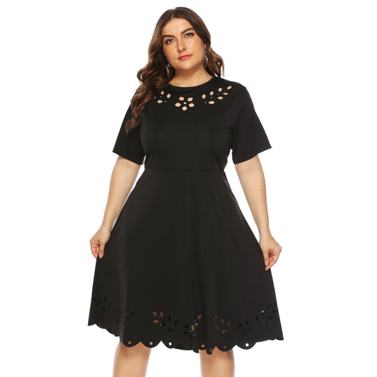 Damen elegantes Kleid mit Ausschnitt und Rüschensaum EB