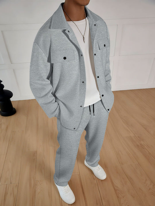 Herren nan zweiteiliges Overshirt-Lounge-Set mit aufgesetzten Klappentaschen, Kordelzug-Hose und feiner Waffelstruktur Eichborn Berlin