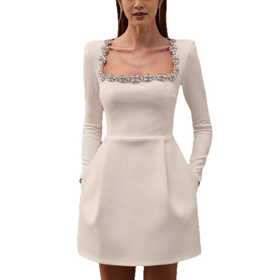 Damen Elegantes Samtkleid mit Blumenapplikationen und U-Boot-Ausschnitt EB