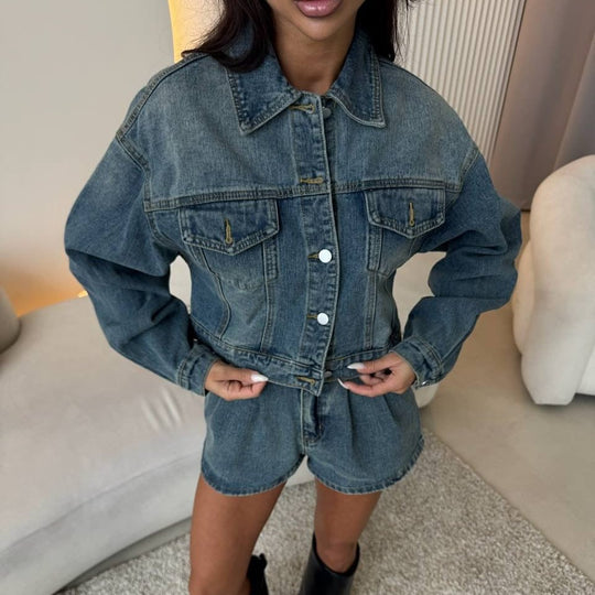 Damen Kurzgeschnittenes Jeans-Set mit verkürzter Jeansjacke und taillenhohen Shorts EB