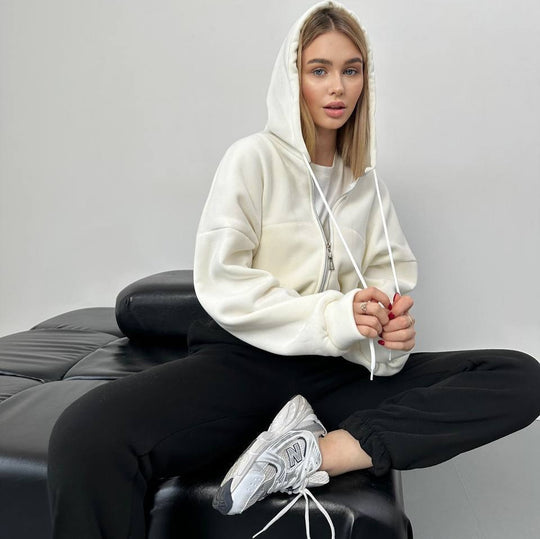 Damen minimalistisches Sculpt-Fit Lounge-Set mit tailliertem Reißverschluss-Hoodie und formender High-Waist-Jogpant Eichborn Berlin