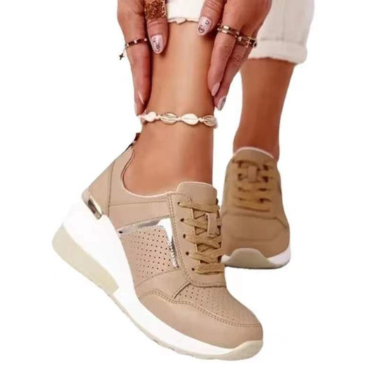Damen Keil-Sneaker mit perforiertem Obermaterial, gepolstertem Komfortkragen und reflektierenden Metalldetails EB