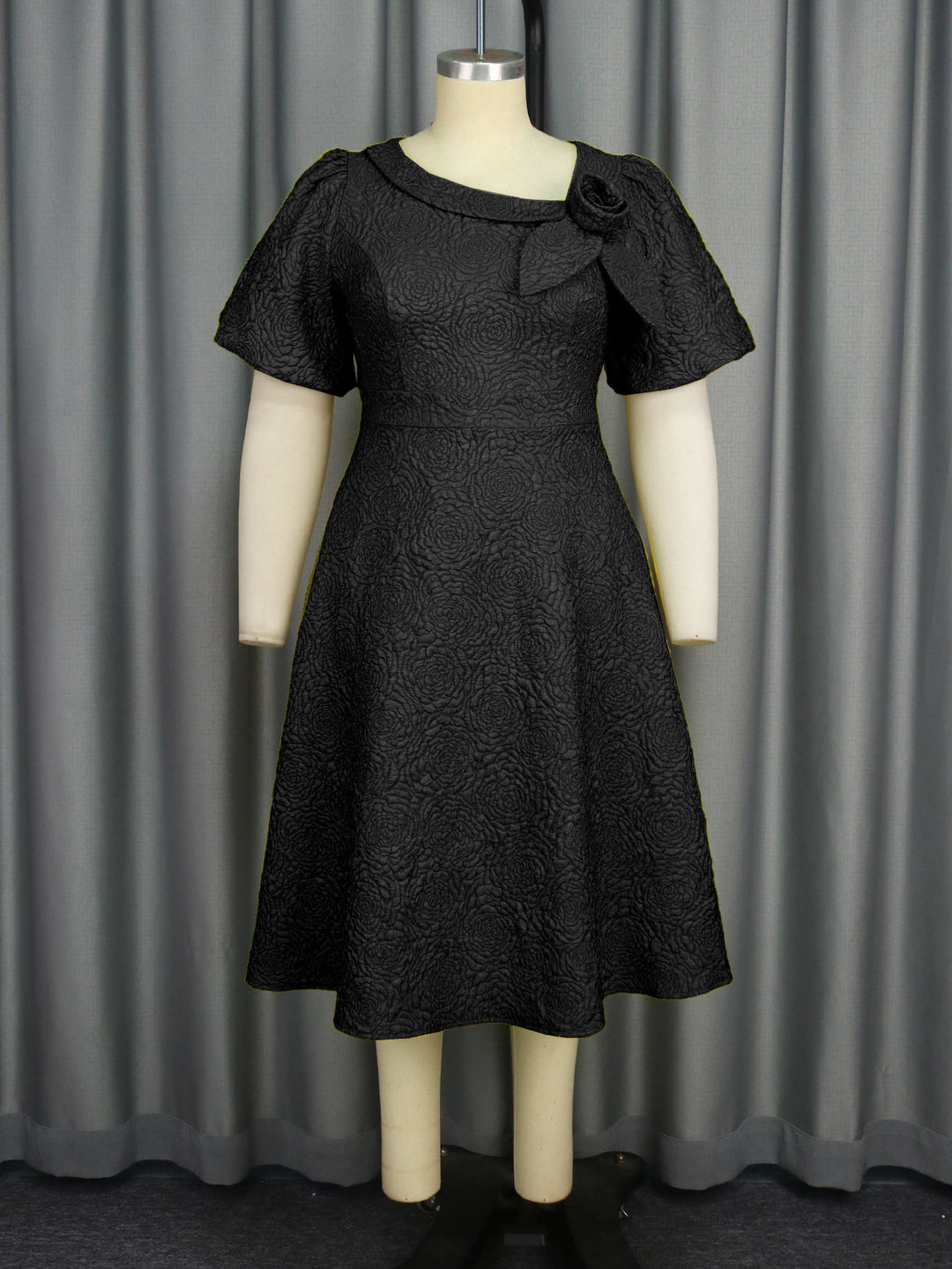 Damen Elegantes Kleid mit strukturierter Blumenapplikation EB
