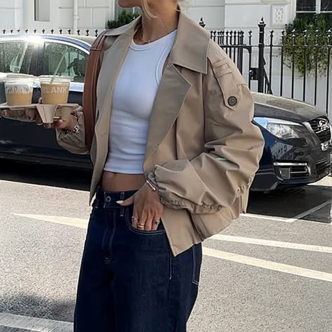 Damen nan verkürzter Trenchcoat mit doppelt geknöpfter Vorderseite, weitem Revers und elastischen Manschetten EB