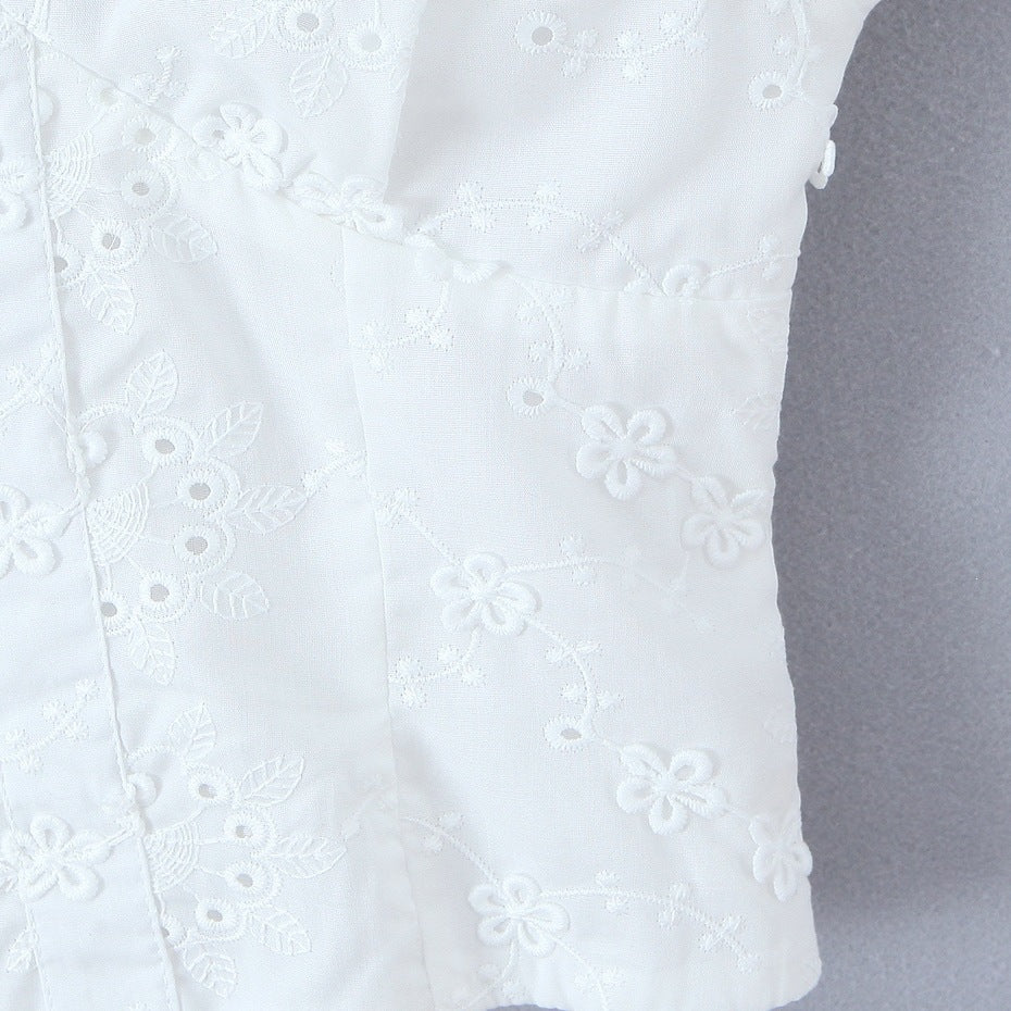 Damenoberteil mit floralem Stickdesign und romantischem Rüschenausschnitt EB