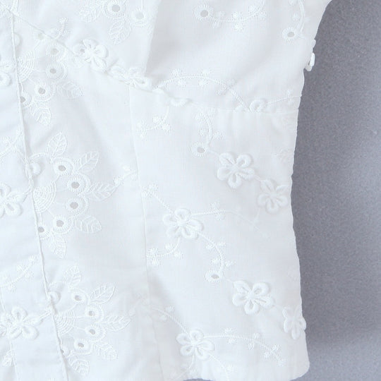 Damenoberteil mit floralem Stickdesign und romantischem Rüschenausschnitt EB