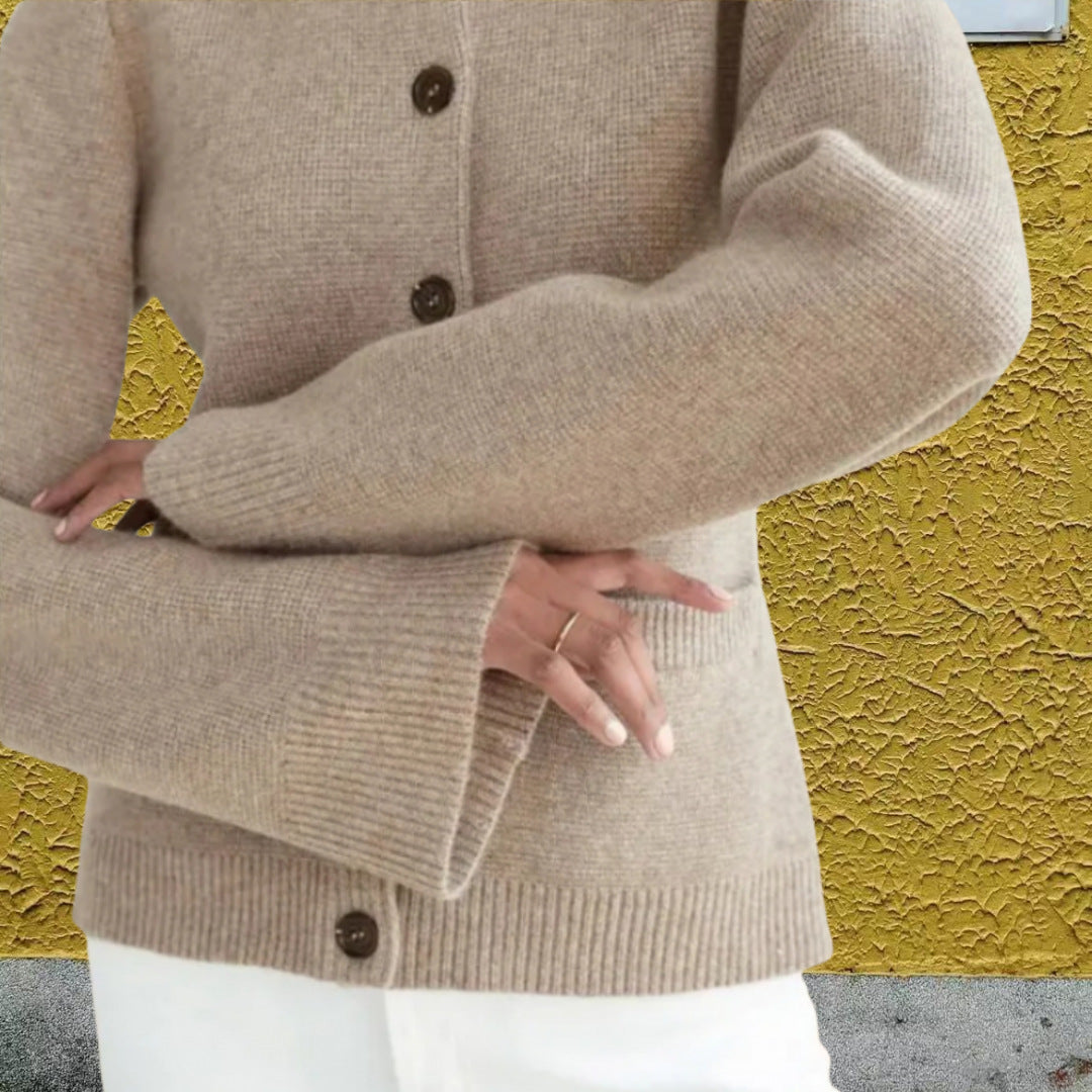 Damen Strickjacke mit eleganten Knöpfen und modernen Taschen EB