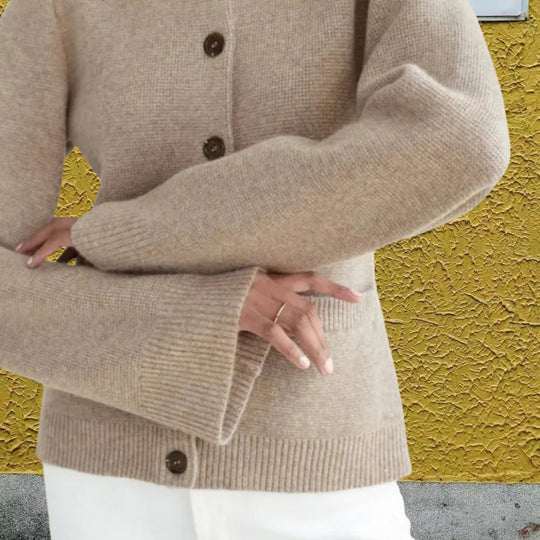 Damen Strickjacke mit eleganten Knöpfen und modernen Taschen EB