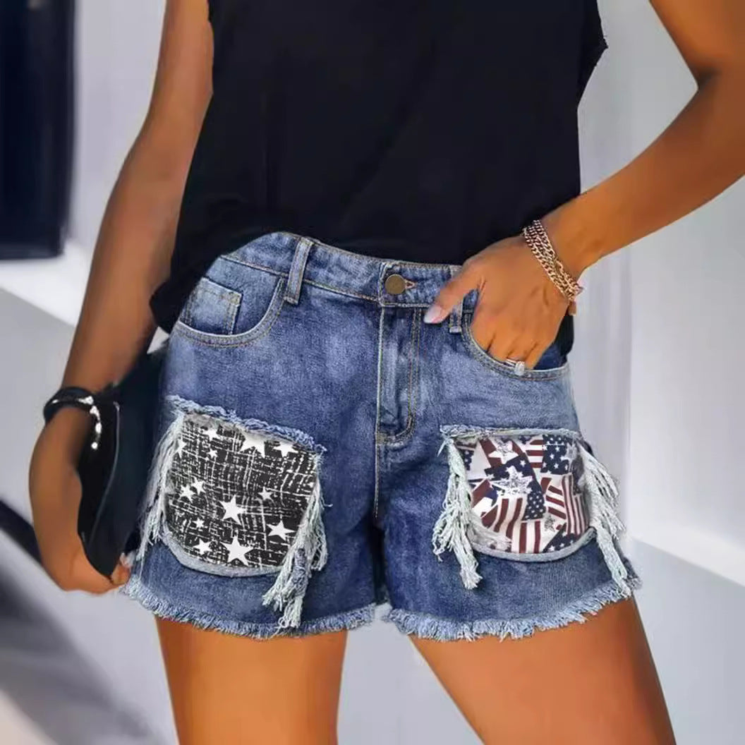 Damen Destroyed Denim-Shorts mit fransigen Taschen und modischen Aufnähern EB