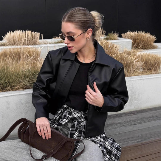 Damen Kunstlederjacke mit schlichter Schnittführung und dekorativem Kragen EB