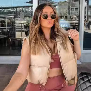 Damen cropped Daunenweste mit hohem Kragen und praktischen Taschen EB