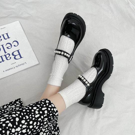 Damen Mary Jane Schuhe mit glänzendem Obermaterial und Perlenschmuck EB
