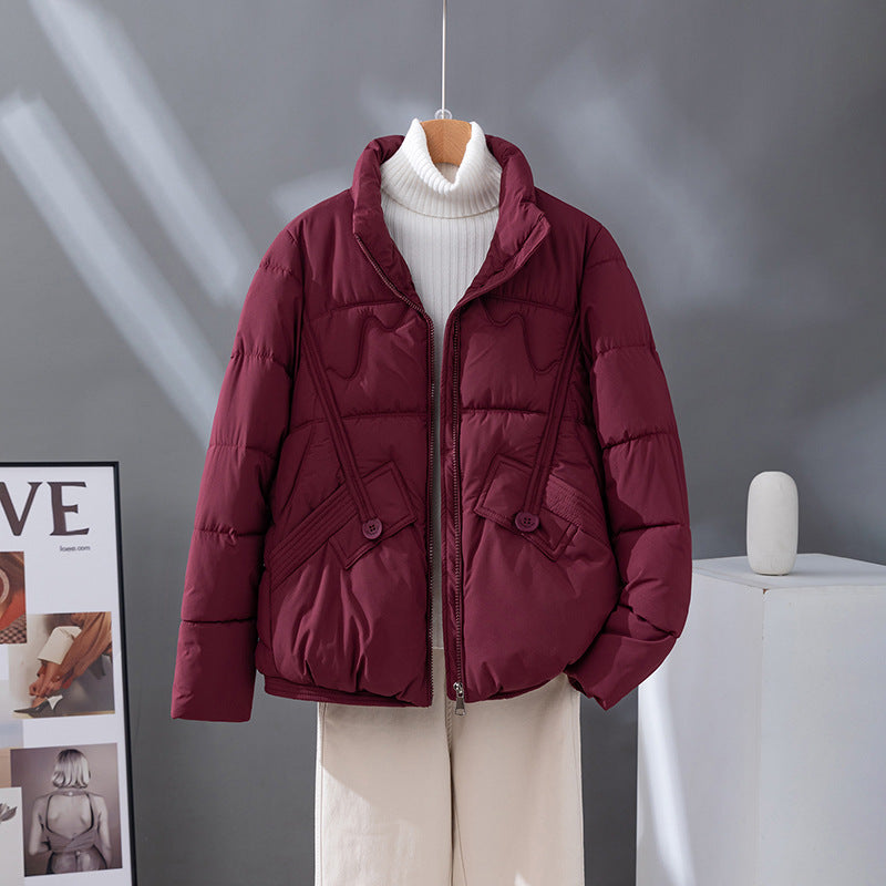 Damen nan kurzer Steppblouson mit hoher Kragenblende, diagonal gesetzten Ziernähten und aufgesetzten Pattentaschen EB