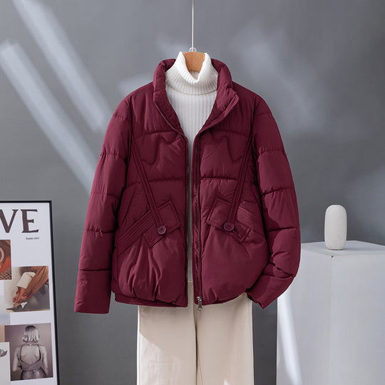 Damen nan kurzer Steppblouson mit hoher Kragenblende, diagonal gesetzten Ziernähten und aufgesetzten Pattentaschen EB