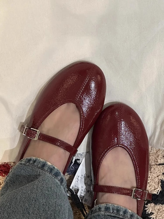 Damen Ballerinas mit verstellbarem Riemen und glänzender Oberfläche EB
