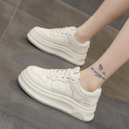 Damen Sneaker mit stabiler Laufsohle und eleganten Akzenten EB